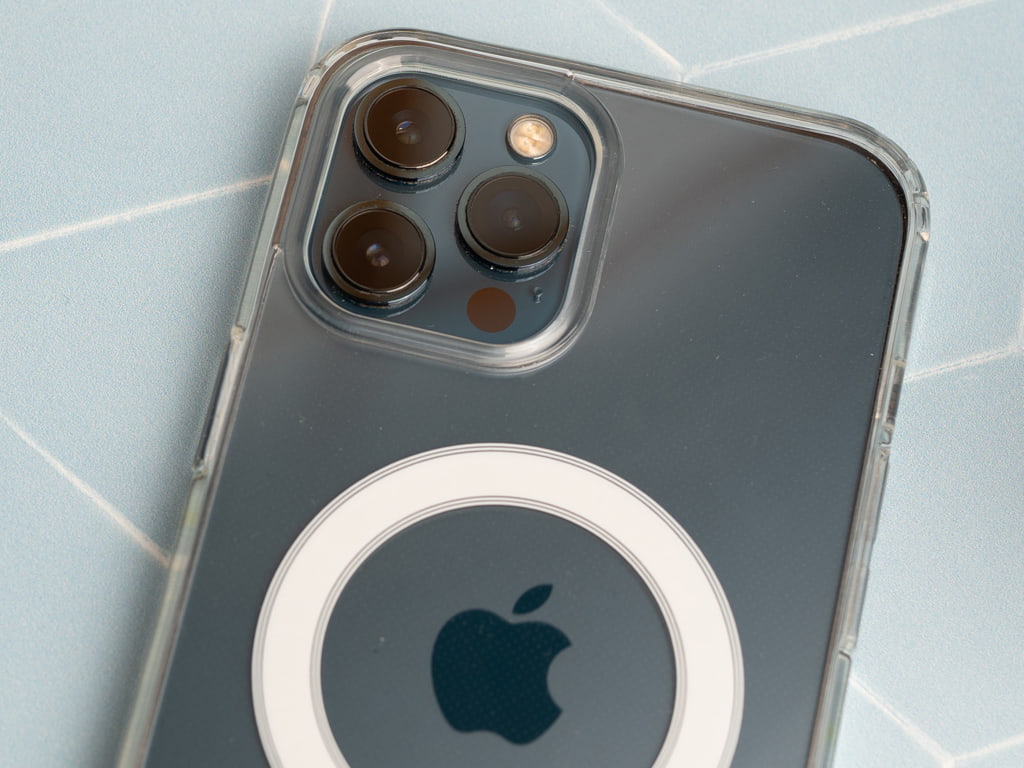 Průhledný kryt na iPhone 12 Pro Max s MagSafe 2